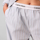 Calvin Klein natbukser, lyseblå - LV00QS7597 - 4I8 - Bespoke Stripe + Plein Air